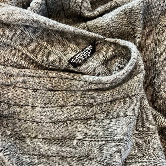 Exclusive Cashmere Poncho Shawl Lightweight Cable Knit Gray One Size - Picture 7 of 9